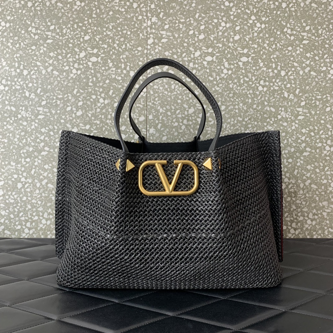 Valentino Garavani Medium Shoulder Bag in Black Synthetic Raffia 